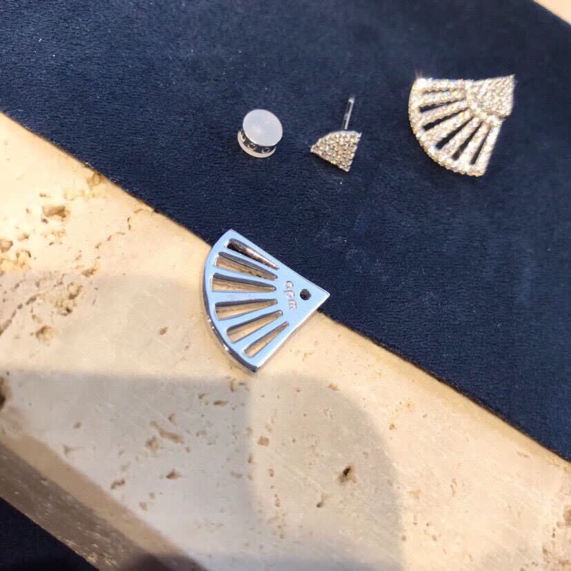 APM Monaco Elegant Fan-Shaped Diamond Stud Earrings